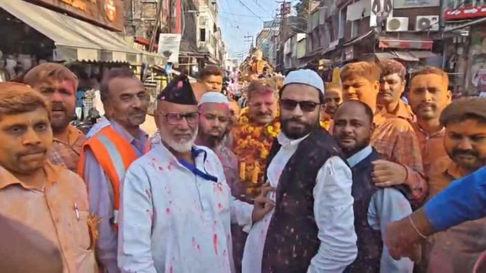 UP: Muslims welcomed the Rang Ekadashi procession, Ganga-Jamuni culture was visible in Moradabad, Video