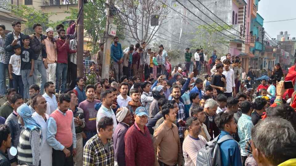 मुरादाबाद:रिहायशी इलाके में घुसा तेंदुआ, बाथरूम में बंद कर परिवार ने बचाई  जान, मोहल्ले में लोगों की लगी भीड़ - Moradabad: Leopard Enters Residential  Area, Family ...