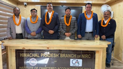निर्वाचित पदाधिकारी।