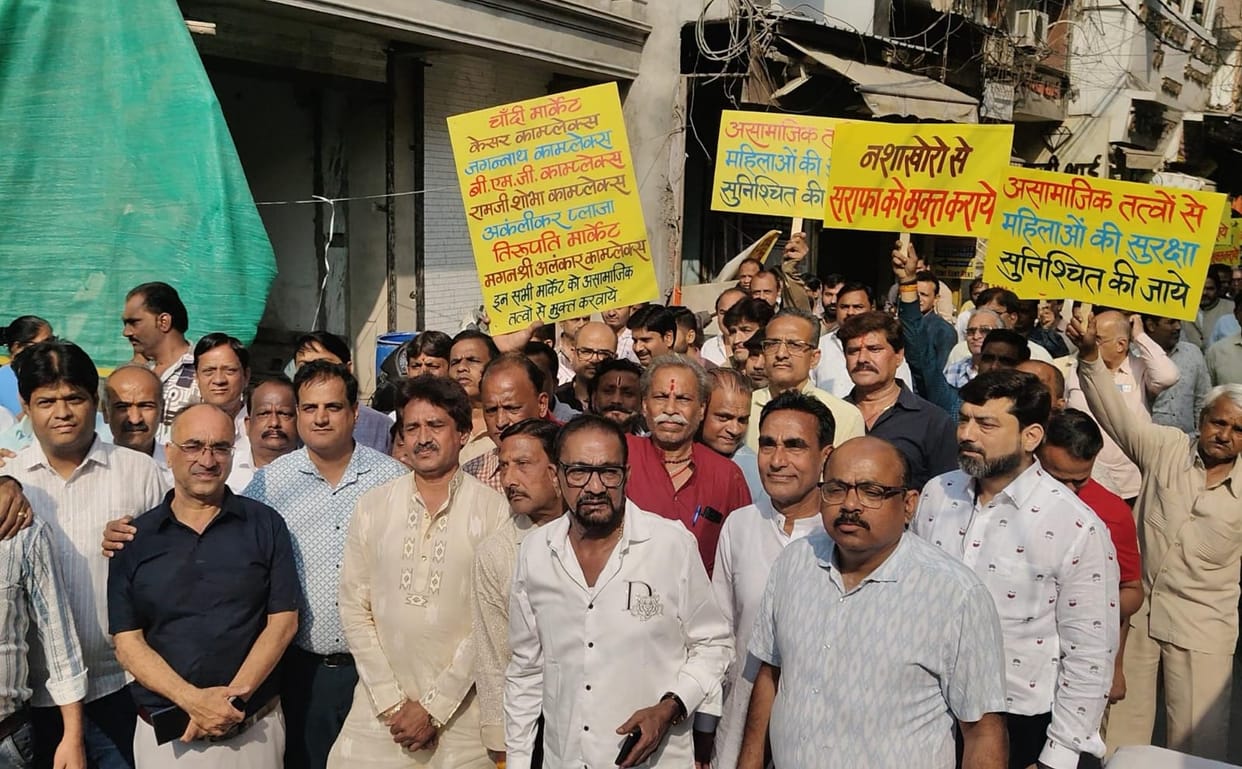 Indore: Alcoholism and molestation also took place in Indore's Sarafa market, traders took out a procession in