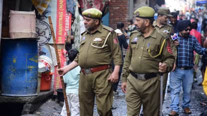 Stone pelting during wedding ceremony in Rajiv Nagar, property dispute turns violent, three injured