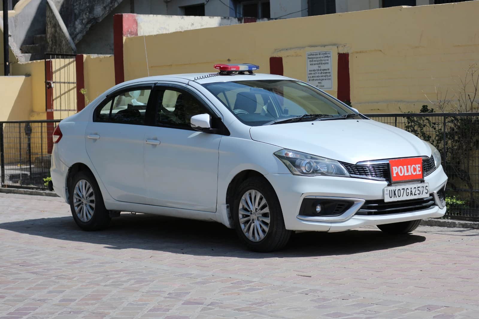 Why Do Police Vehicles Have High-Speed Rear Tyres Real Reason will shock you