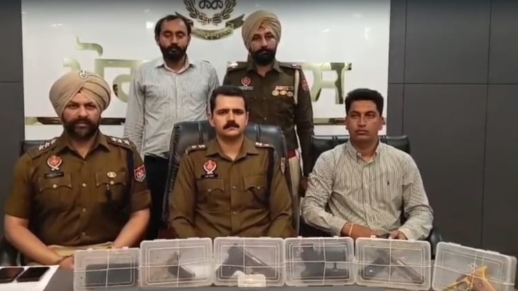 अवैध हथियार तस्करी नेटवर्क का भंडाफोड़: मोगा में दो आरोपी गिरफ्तार, पांच पिस्टल और छह कारतूस बरामद