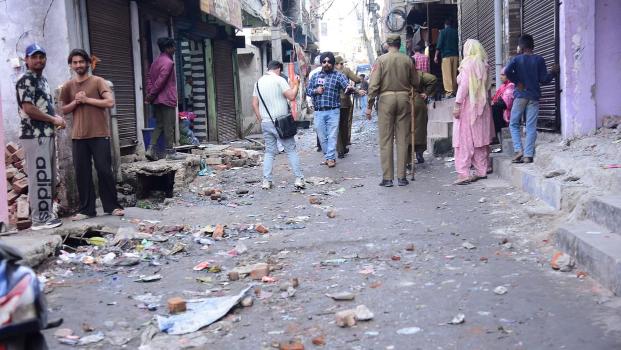 Stone pelting during wedding ceremony in Rajiv Nagar, property dispute turns violent, three injured
