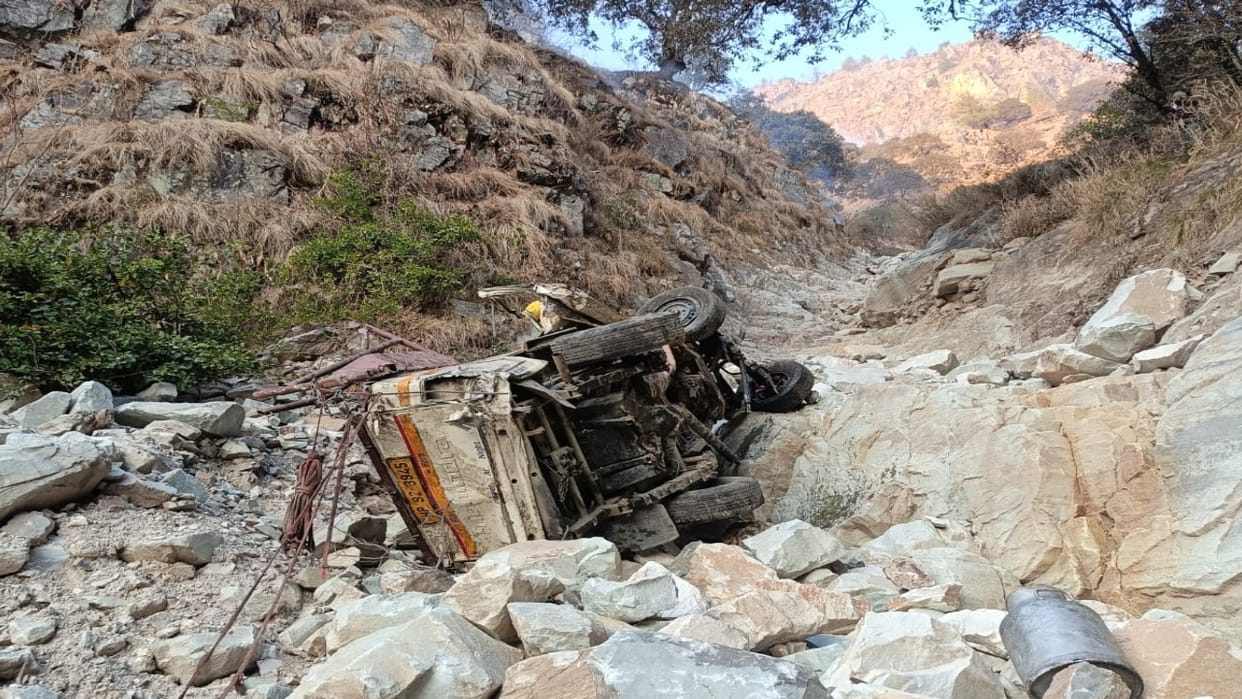 himachal road accident: Bolero camper falls into a deep ditch, three people including two women killed, two in