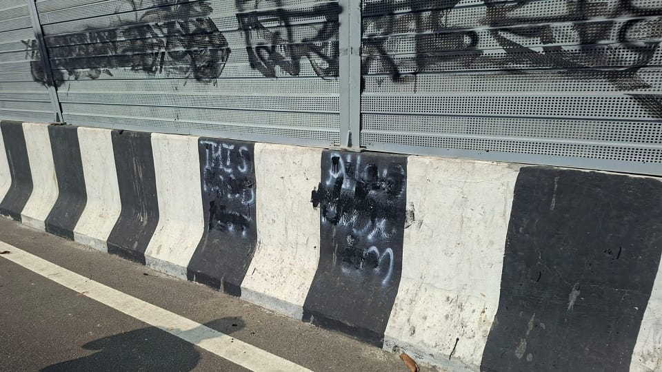 UP: 'This road is not for Muslims', Hindu Raksha Dal people wrote on the elevated road of the expressway