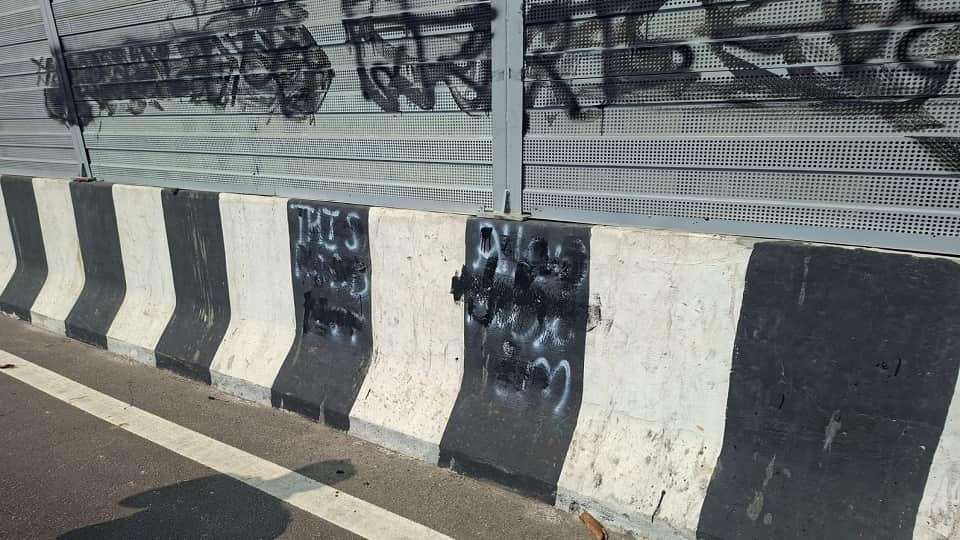 सुबह पुलिस ने कराया पेंट।