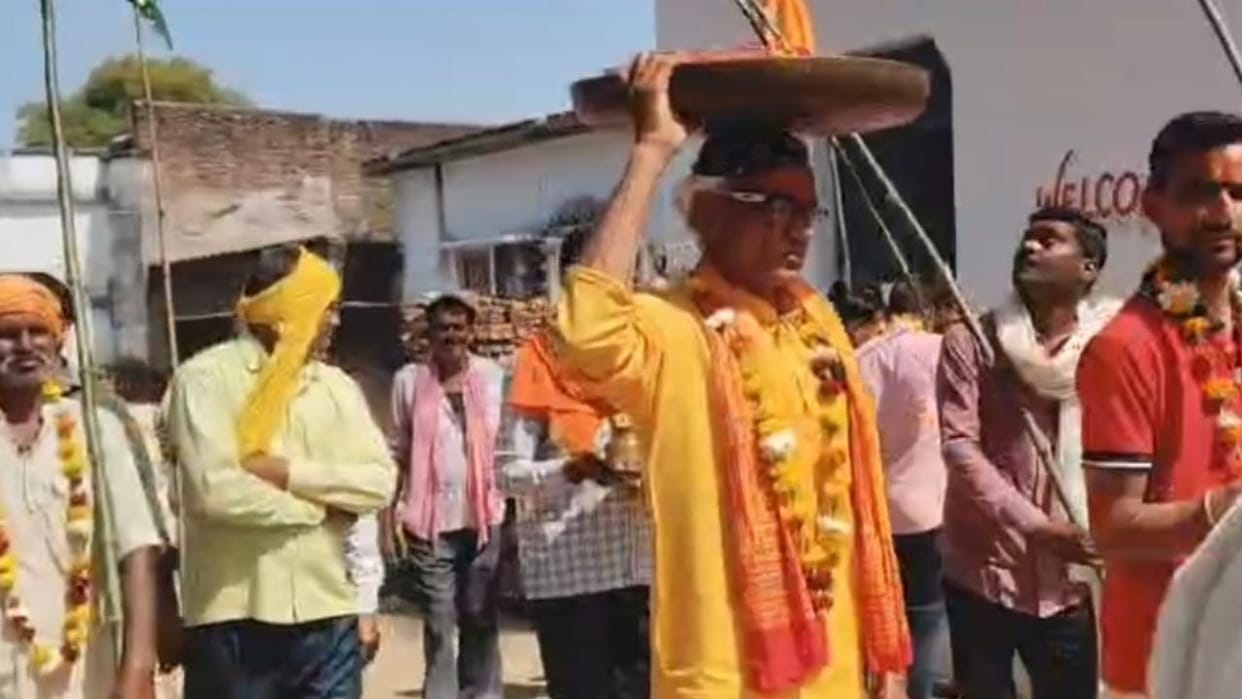 Jhansi: With Ramcharitmanas on his head and Ram's name on his lips