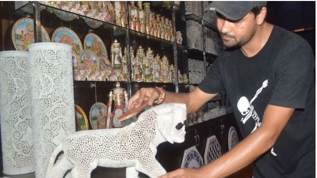 UP: रोडटेप कटौती से हस्तशिल्प उद्योग को बड़ा झटका, 1.5 लाख कारीगरों की रोजी पर खतरा; सरकार से की ये मांग