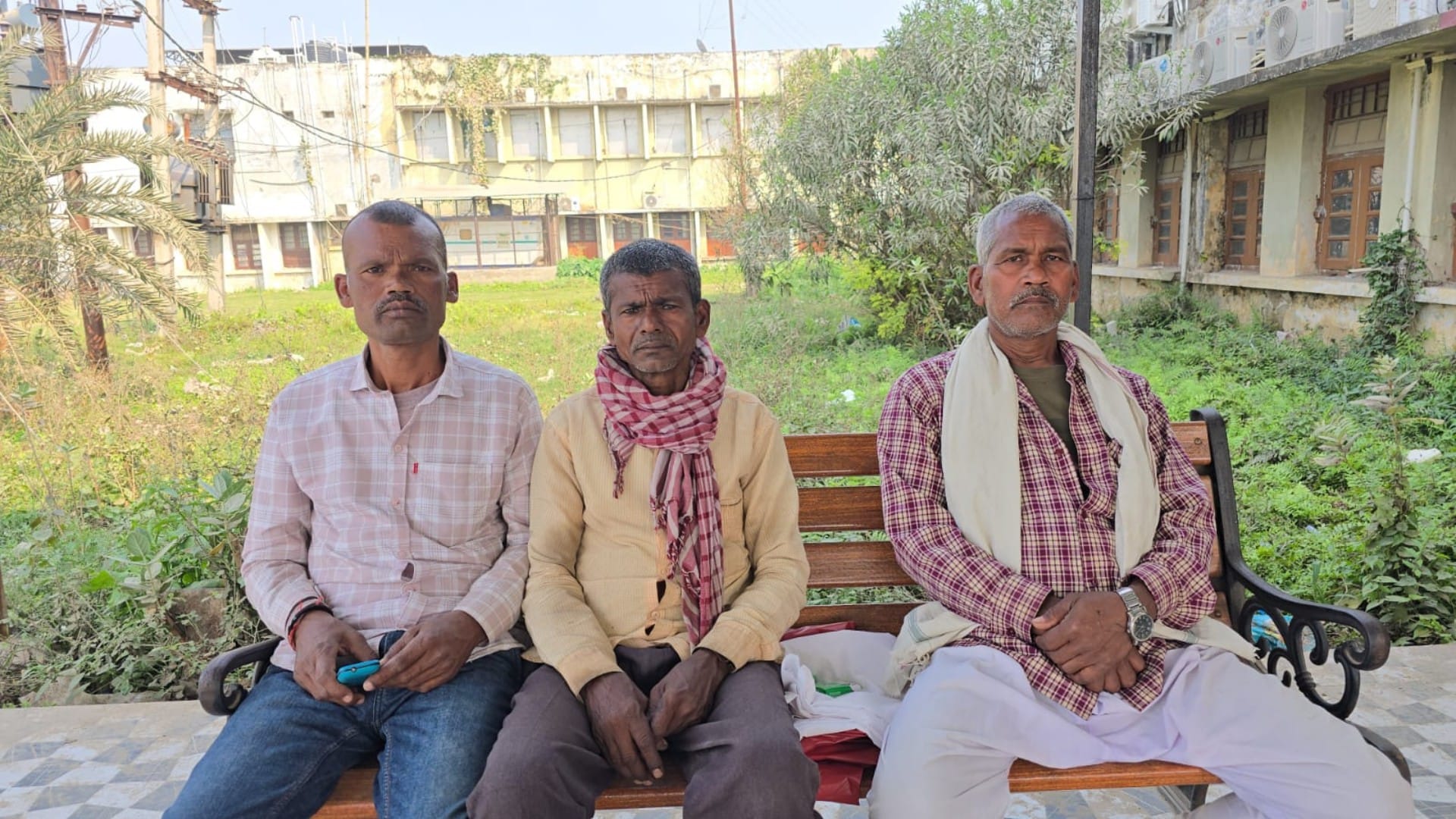 युवक मौत की खबर मिलने के बाद गमगीन परिजन