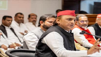 Akhilesh Yadav reached the Iftar party of former MP Salim Sherwani