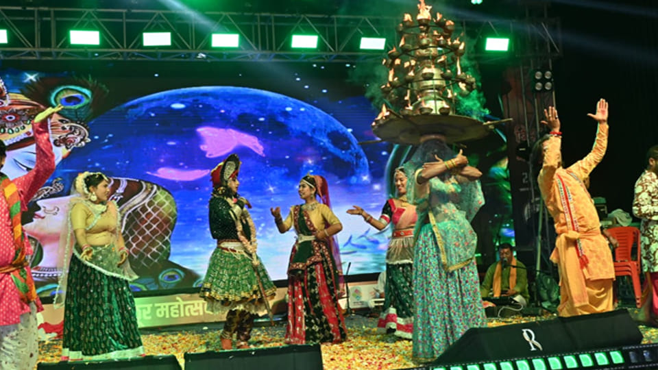 Bithoor Festival in Kanpur: Braj's Holi, citizens danced to Gopal Tiwari's concert