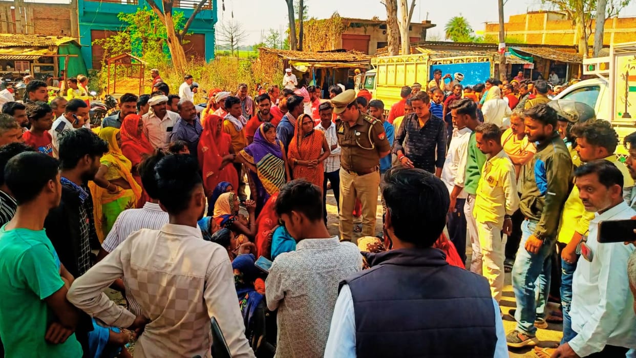 Power supply suddenly resumes Lineman dies XEN and SDO suspended road blocked by body