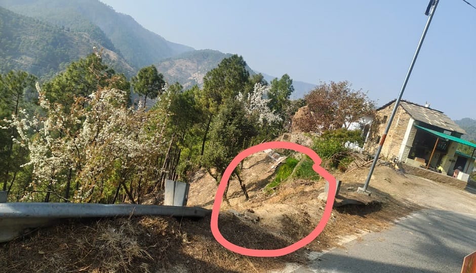 The speeding car lost control on a hilly bend and the driver lost control of the steering
