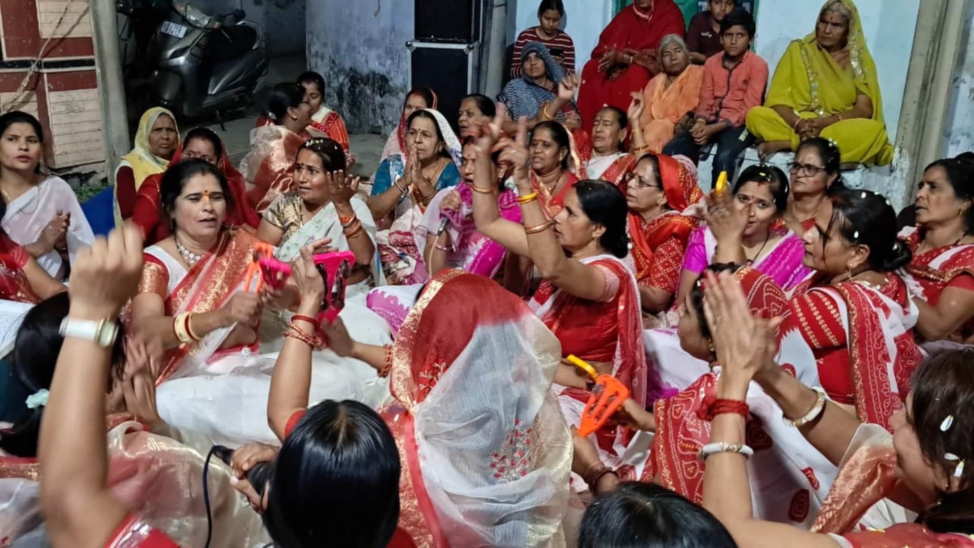 Celebrations of Festival of Colours in Maheshwari Mohalla of Rajsamand, Devotion and Joy with Holi of Flowers