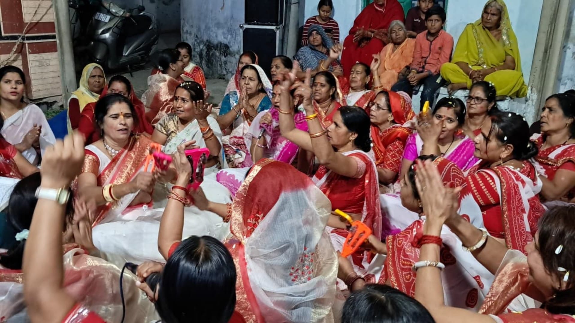 Celebrations of Festival of Colours in Maheshwari Mohalla of Rajsamand, Devotion and Joy with Holi of Flowers