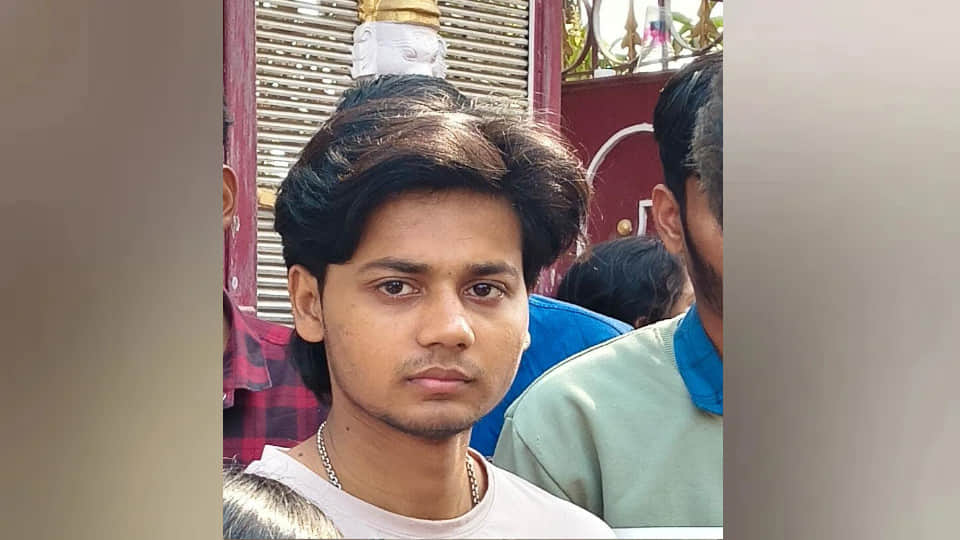 Student murdered in front of Beniganj police station, police arrived 20 minutes later Gorakhpur Murder