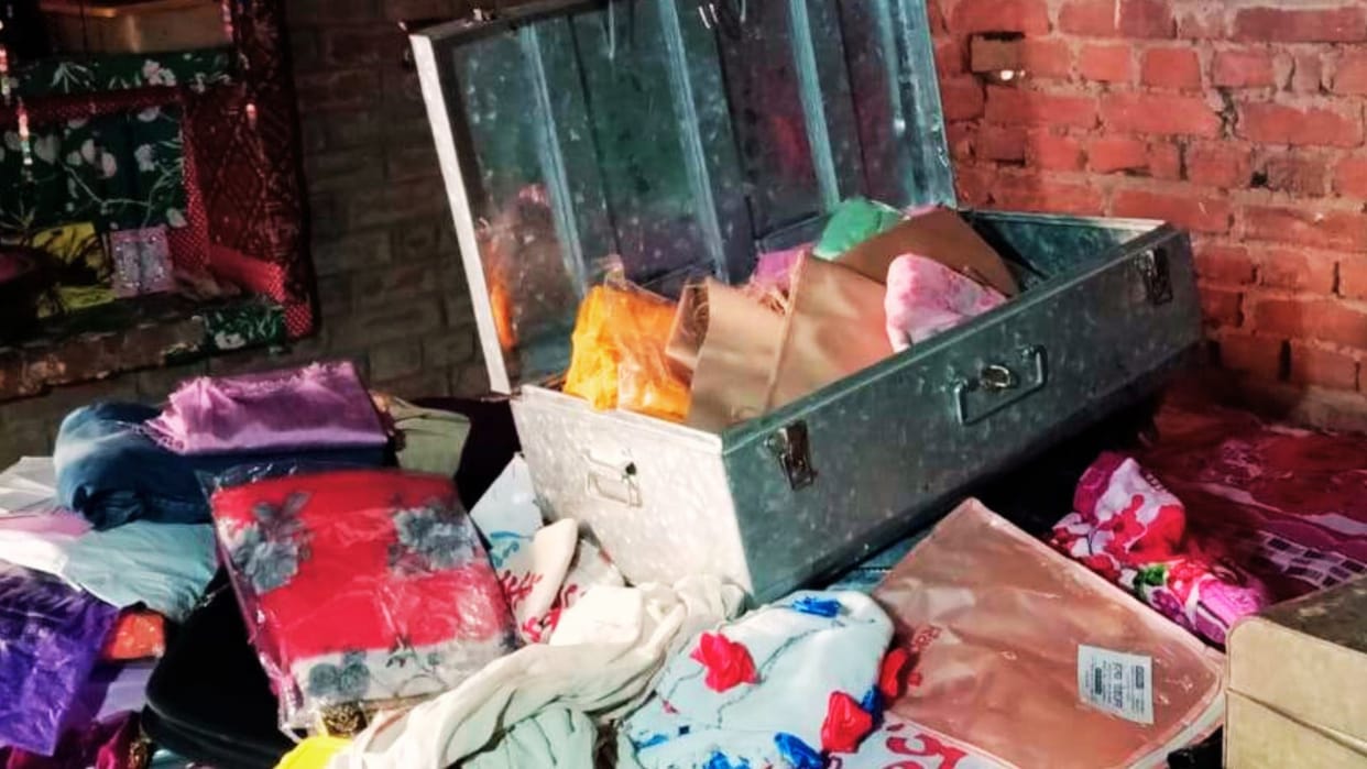 Thieves locked mother-daughter room from outside stealing cash and jewelry with ease shocked woke up