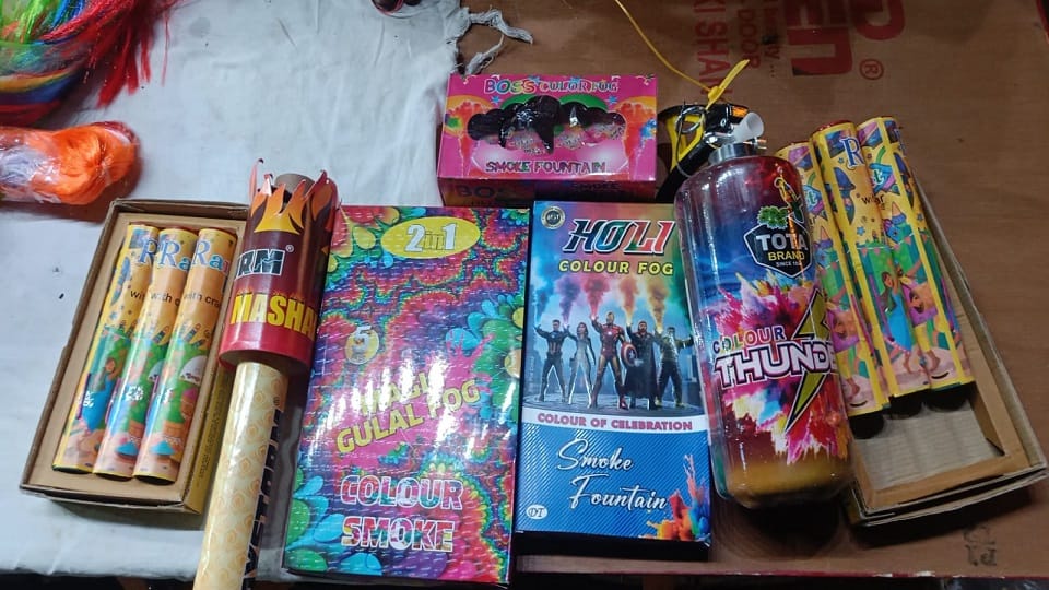 Holi Market Buzz: Jumbo Gift Packs, Herbal Gulal and Color-Shooting Guns Steal the Show