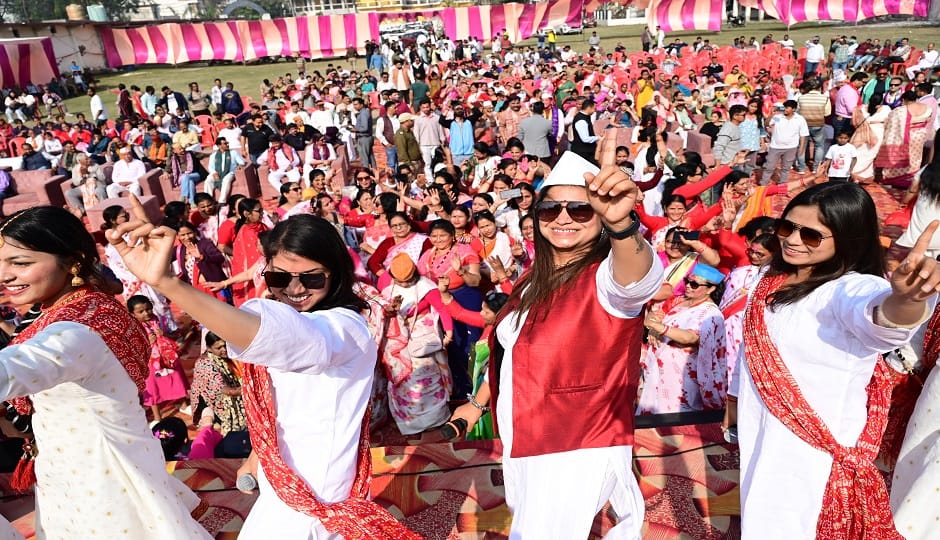 Standing Holi started with the Chitra Bandhan, groups of men and women sang Holi songs together
