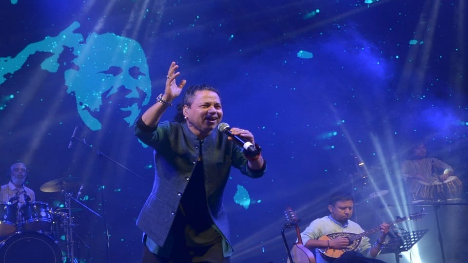 Agra Soaked in Devotion as Kailash Kher’s Shivoham Concert Turns the City into a Sea of Faith