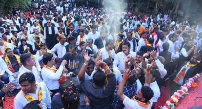 Kanpur Lallan Top Holi colours in the court lawyers dance with bhajans Annu Awasthi mood tickles everyone