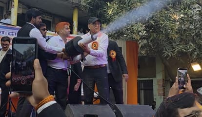 Kanpur Lallan Top Holi colours in the court lawyers dance with bhajans Annu Awasthi mood tickles everyone