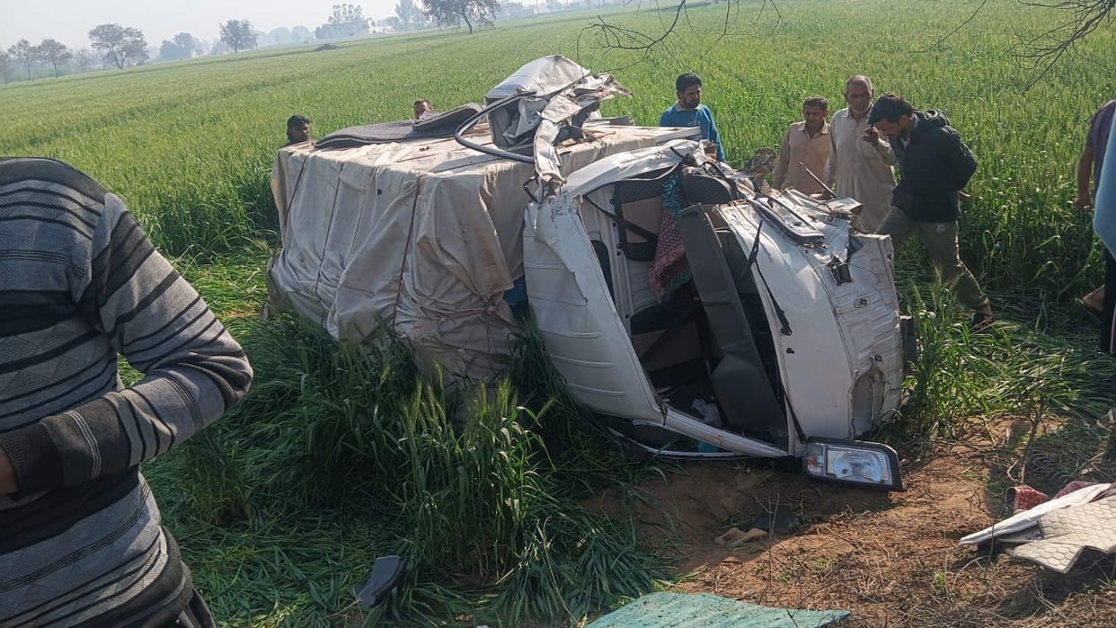 vehicle carrying players overturned after a tyre punctured in fatehabad, 16 players injured and four referred
