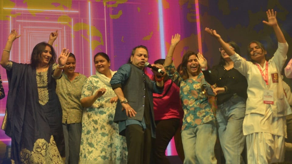 Agra Soaked in Devotion as Kailash Kher’s Shivoham Concert Turns the City into a Sea of Faith