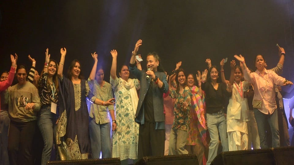 Agra Soaked in Devotion as Kailash Kher’s Shivoham Concert Turns the City into a Sea of Faith