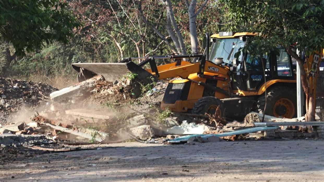 Indore News: 20,000 Sq Ft Govt Land Cleared Behind MY Hospital in Major Anti-Encroachment Drive