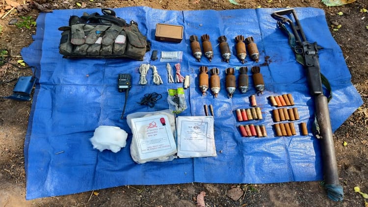 गरियाबंद : मैनपुर के जंगल में माओवादी डम्प का खुलासा, 46 लाख से अधिक नकद, हथियार व इलेक्ट्रॉनिक सामान बरामद