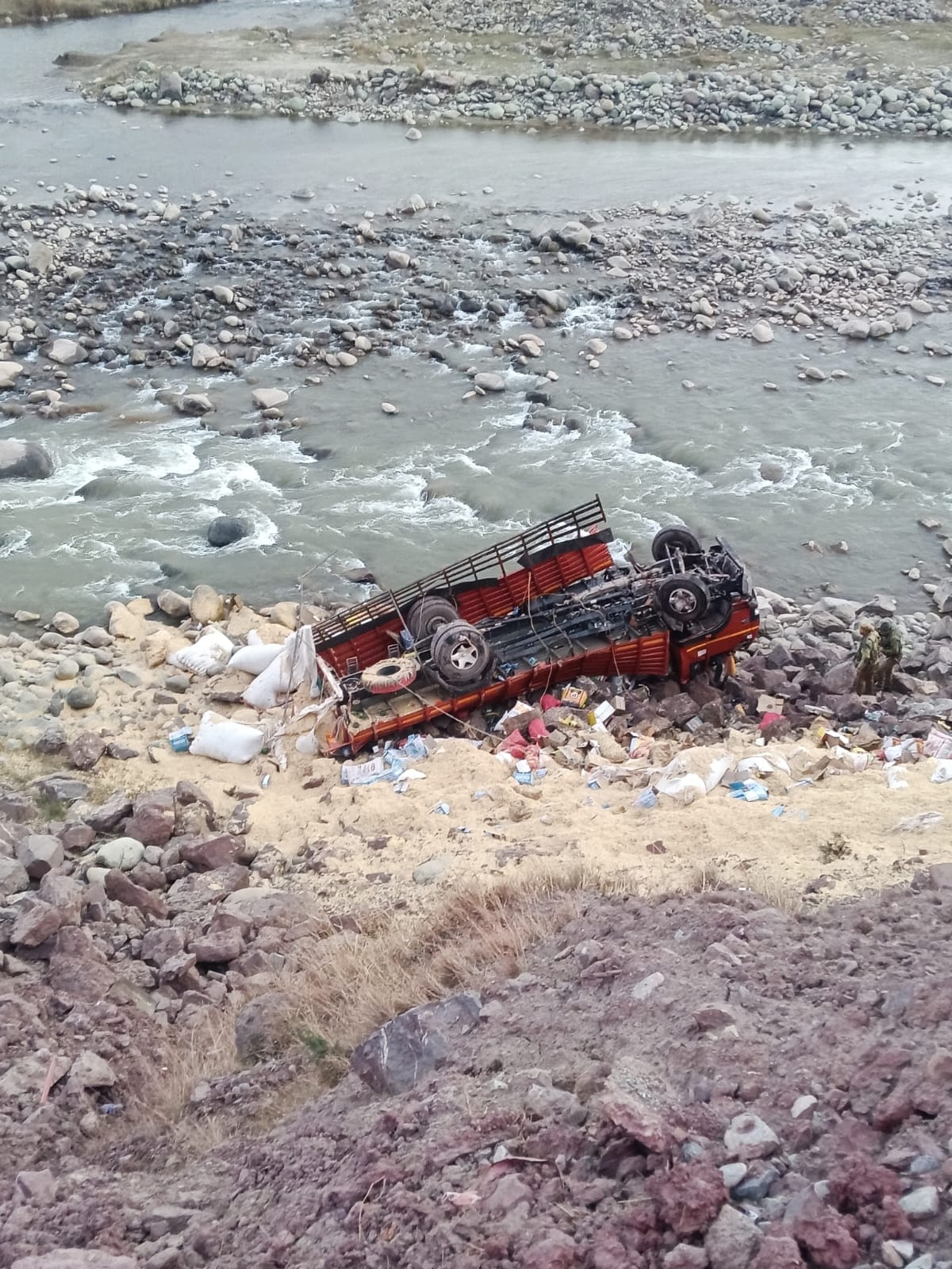 पुंछ जम्मू राष्ट्रीय राजमार्ग पर ट्रक नदी में गिरा चालक की मौत दो अन्य घायल