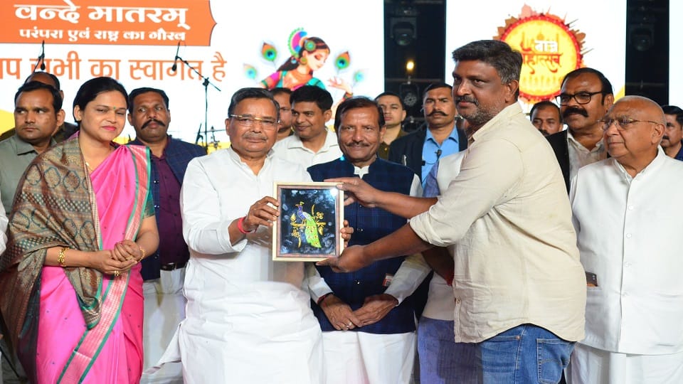 Taj Mahotsav Extended by Two Days as Artisans Honoured at Grand Closing Ceremony