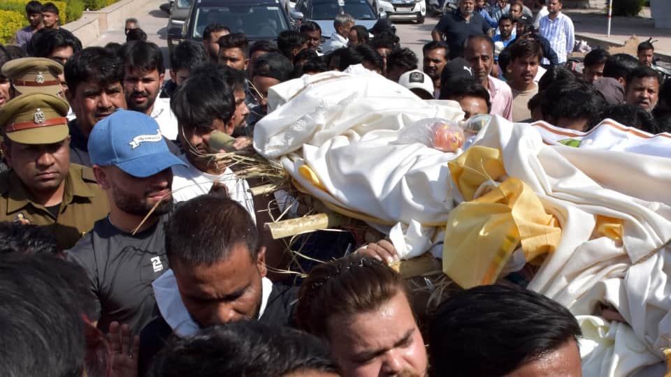 Cricketer Rinku Singh father Khanchand is no more Wiping away his tears Rinku will return to field of duty