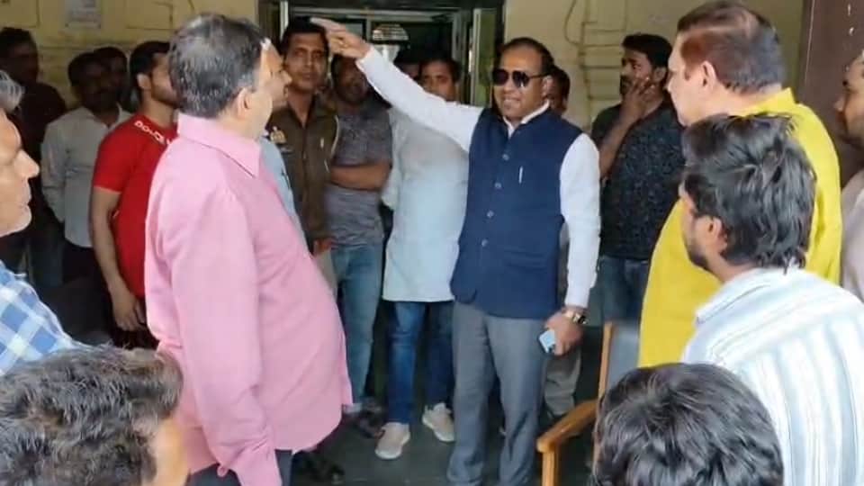 सभासद से अभद्रता करते ईओ।