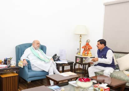 सीएम मोहन यादव ने नई दिल्ली में केंद्रीय गृह एवं सहकारिता मंत्री अमित शाह से बात करते हुए।