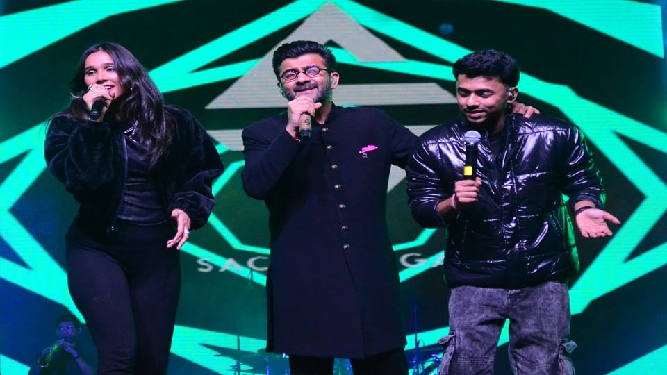 Sachi Jigar Taj Mahotsav Agra Dances to a Bollywood Finale