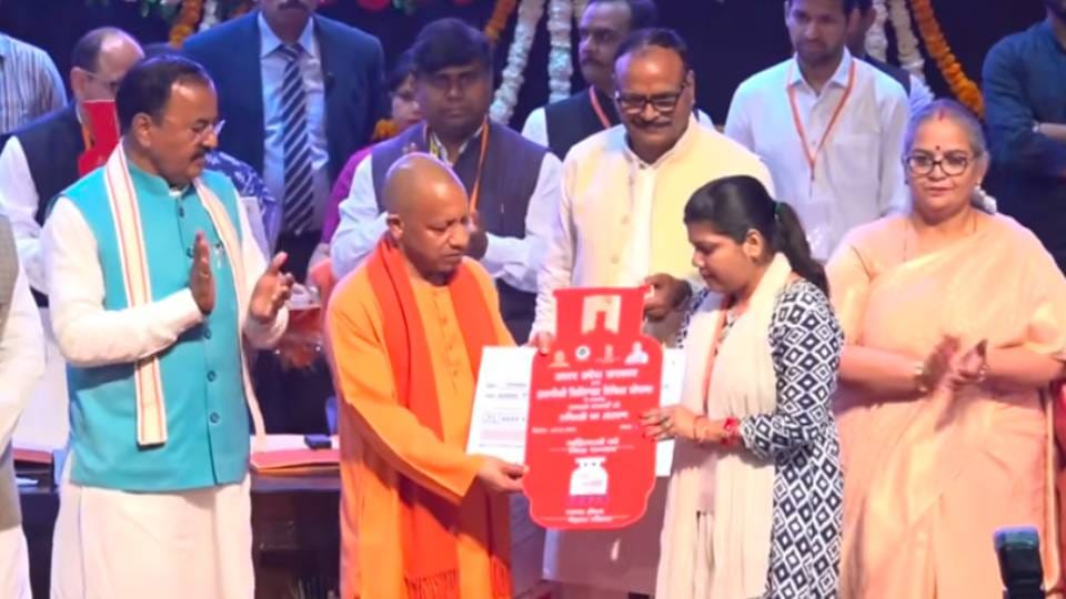 UP: 1.86 crore families in the state get free cylinders, Rs 1500 crore released for refill subsidy