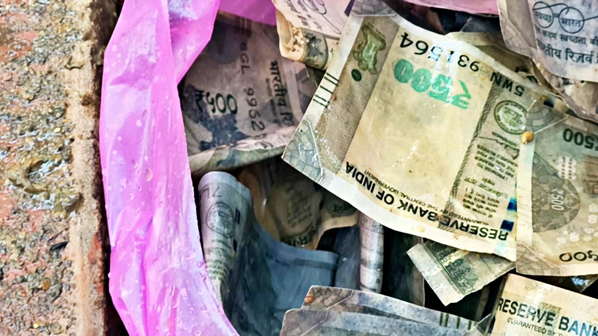 सीवरेज से निकले 500-500 के नोट, लूटने की मची होड़