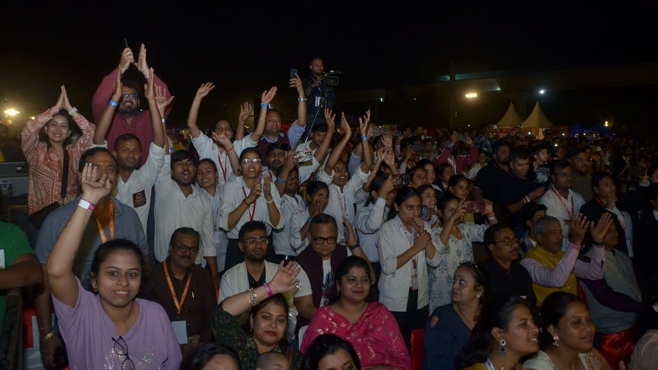 Agra Soaked in Devotion as Kailash Kher’s Shivoham Concert Turns the City into a Sea of Faith