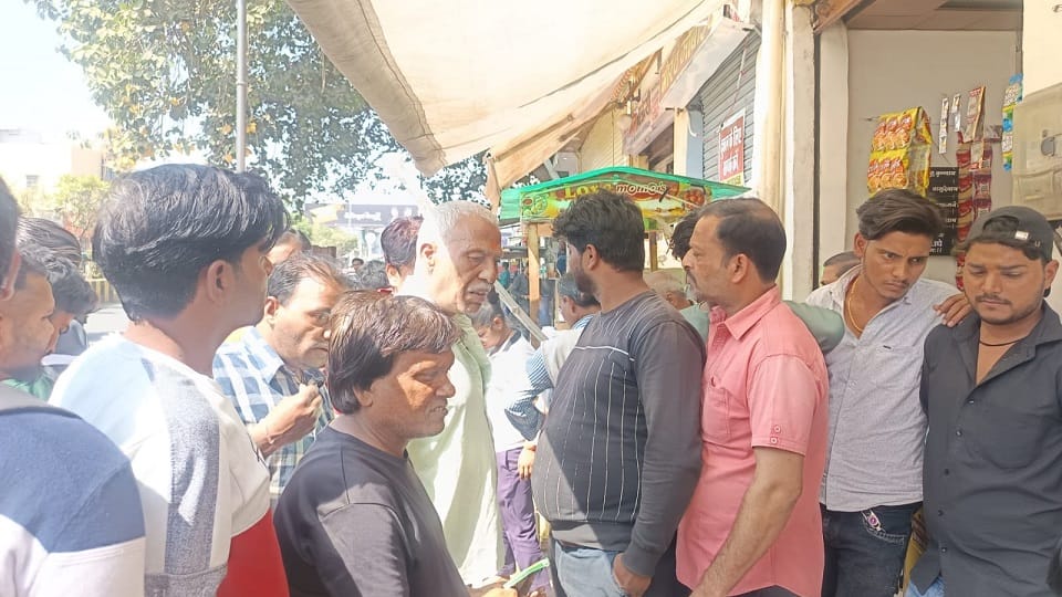 Two Women Claim Temple Marriage Create Uproar Outside Police Station in Firozabad