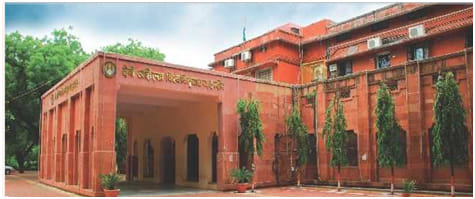 Indore: DAVV hostel case committee found the student guilty, father took her to Kolkata