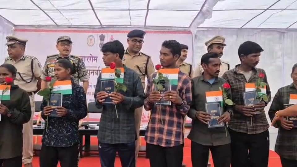 15 Naxalites surrendered with weapons including AK 47 including 9 women and 6 male Maoists in Mahasamund