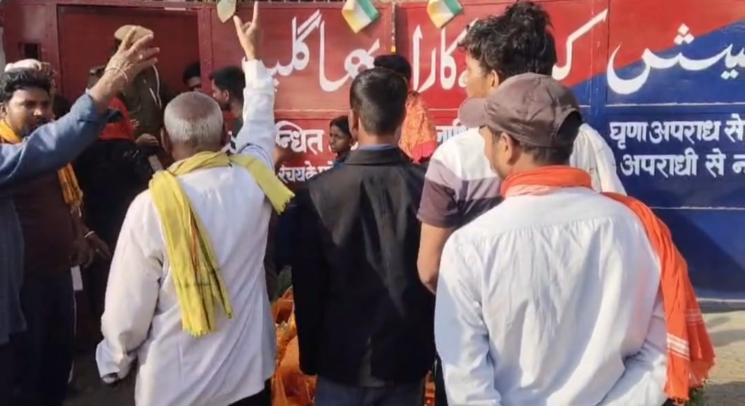 मौके पर मौजूद लोग।