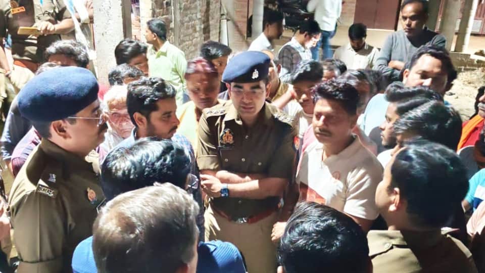 BLO commits suicide in school after writing a suicide note in Fatehpur of Uttar Pradesh