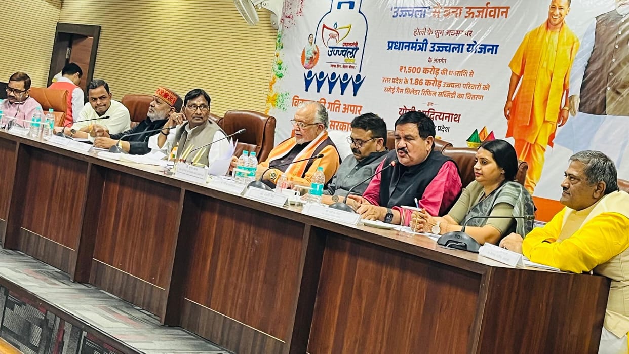 Varanasi News Suresh Khanna said Varanasi got first rank in Swachh Bharat Mission meeting with officers