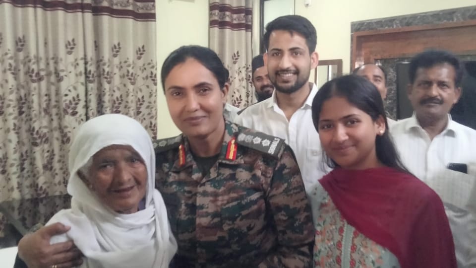 Colonel Sophia became emotional after meeting her aunt in Fatehpur