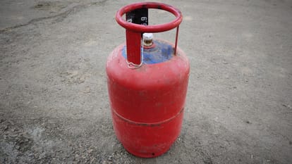 UP: Commercial gas cylinder supply halted, officials say supply affected across the country, including Lucknow