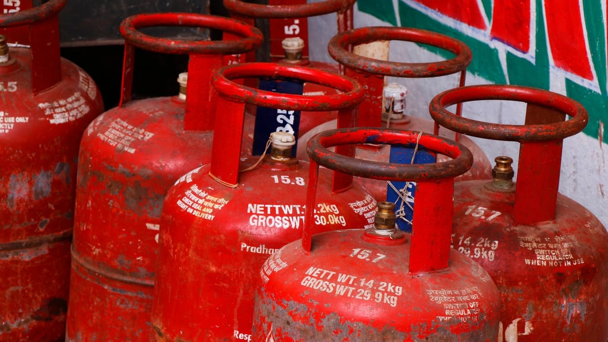 UP: Rapid raids to ensure LPG supply in UP, FIR against 25 distributors.